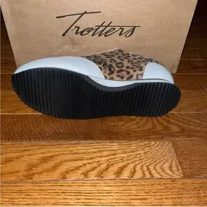 Trotters | Shoes | Trotters Infinity Leather Sneakers White Tan